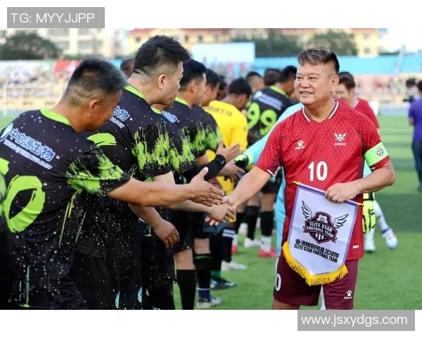 长袖足球明星的魅力与风采展现于绿茵场上的精彩瞬间