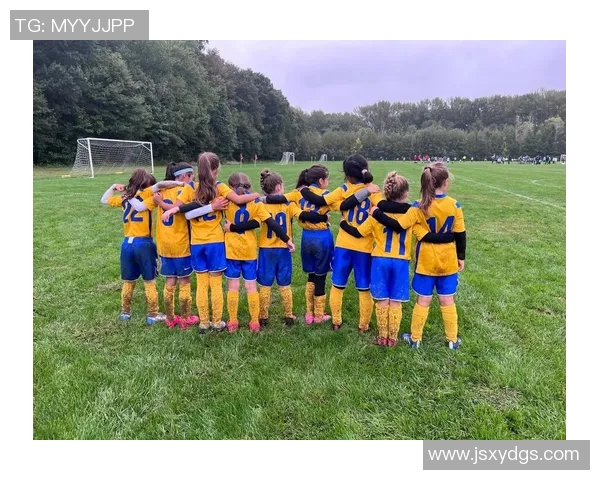 足球明星与老年人共度快乐时光踢球的温馨瞬间