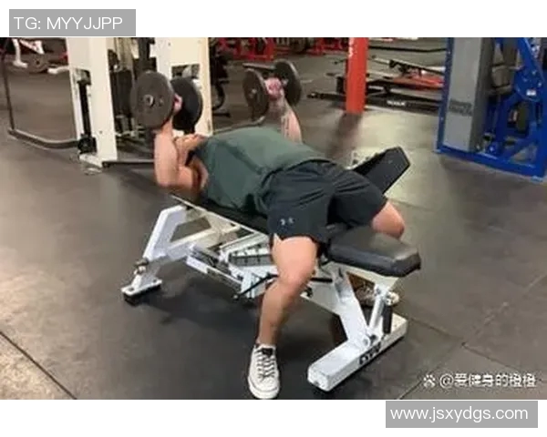 平板卧推哑铃训练技巧与注意事项助你打造完美胸肌